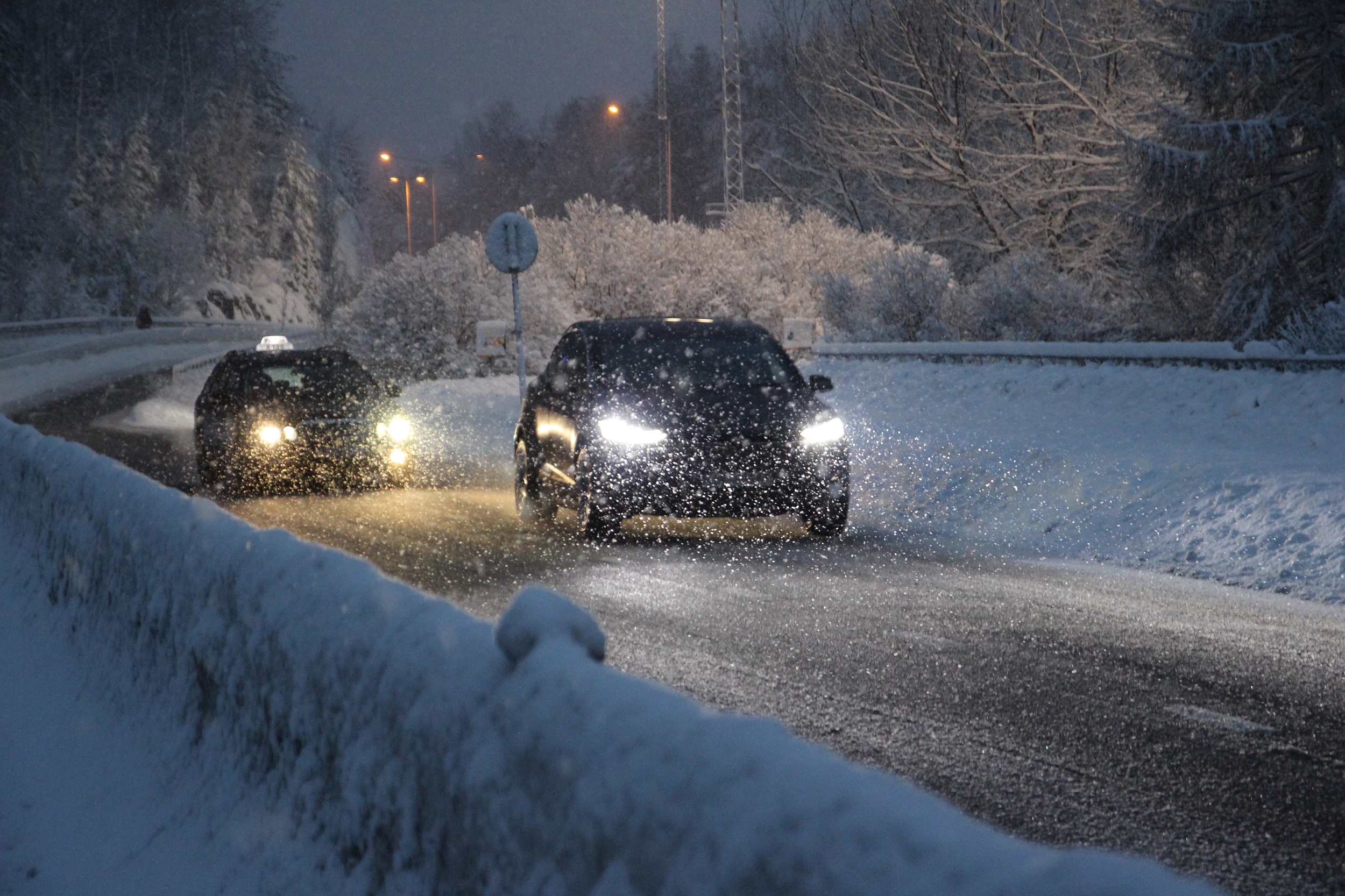 Disse 6 tingene må du aldri legge igjen i bilen om vinteren
