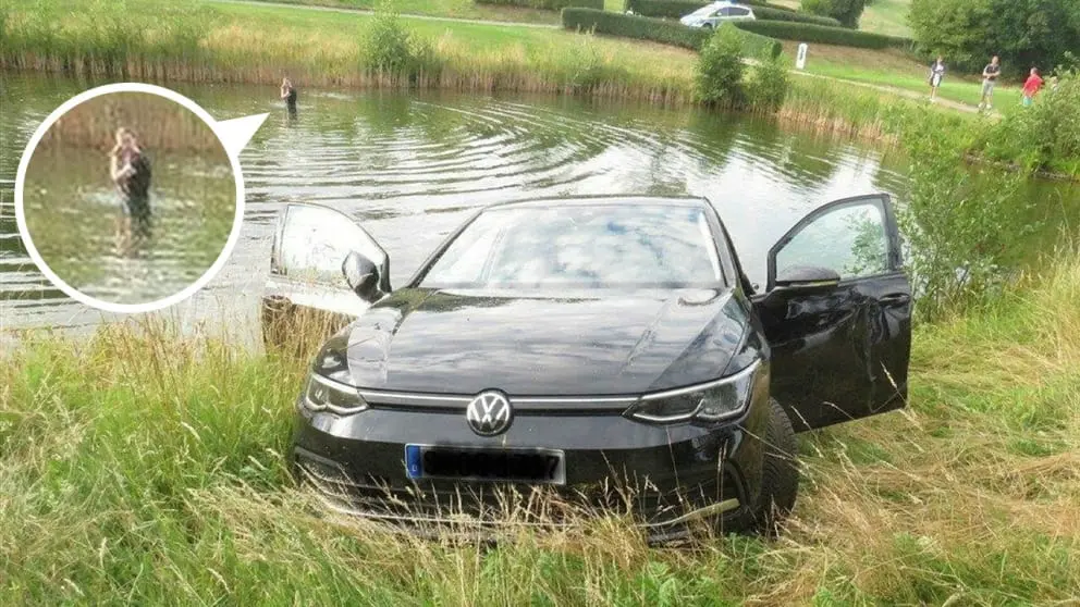 Forvirret kvinne kjører Volkswagen over golfbanen