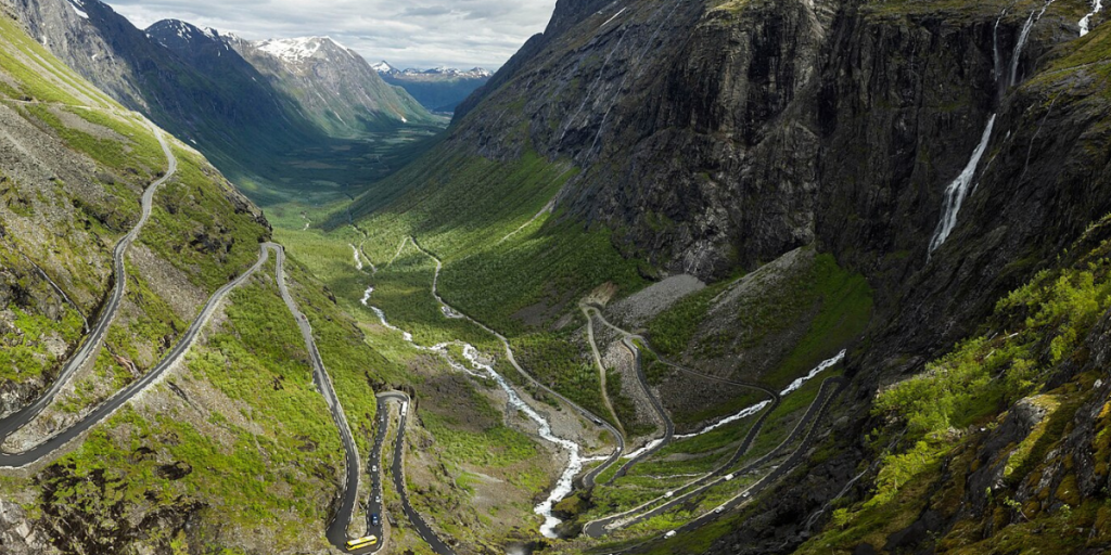 Overlevde alene i fjellet – dramatisk redningsaksjon i Trollstigen