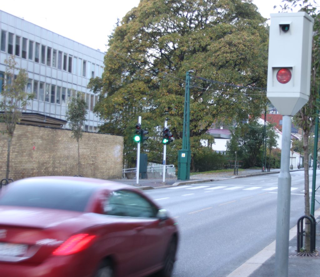 Advarer hver åttende bilist: La heller samboeren overta rattet