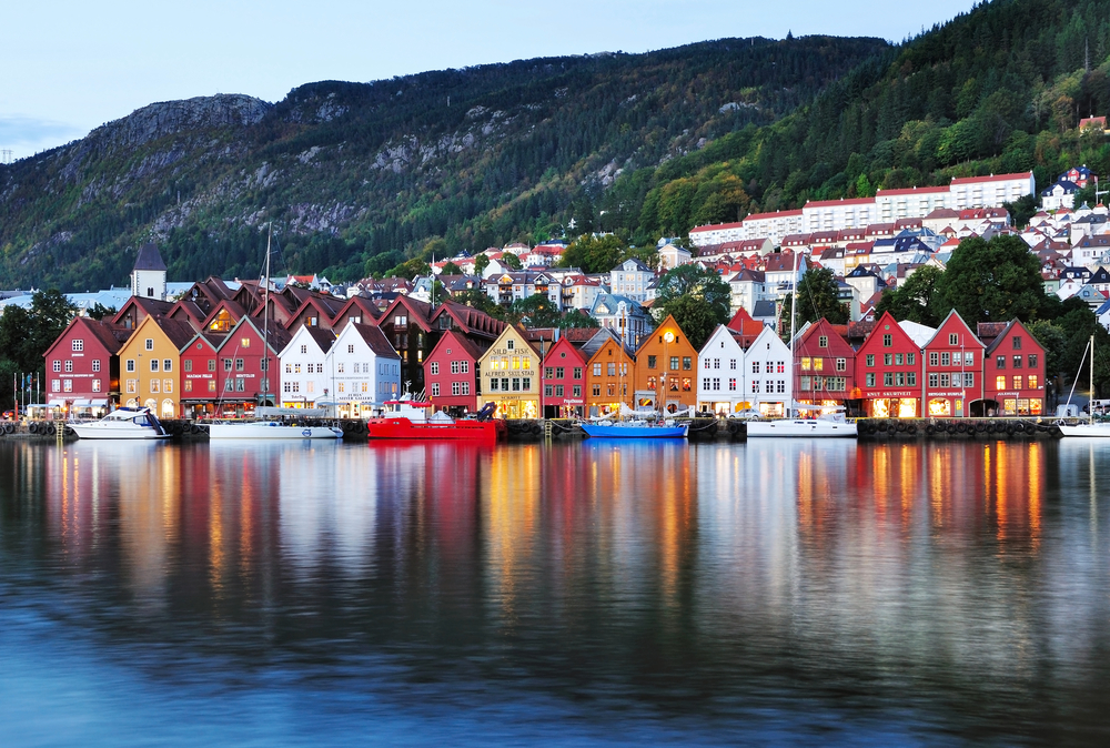 Verdensarv i fare: Bryggen trues av muggsopp og flammer