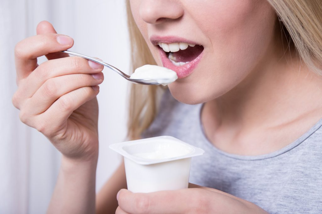 Bland yoghurt med salt og sett det i kjøleskapet: «Det er bestemors hemmelighet»