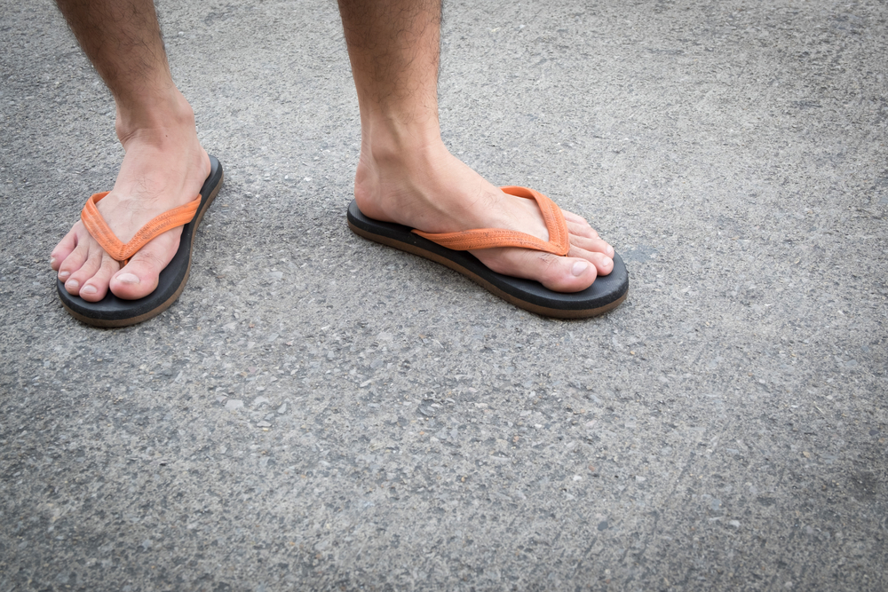 Knivstikk i hælen – derfor bør du droppe flipflops